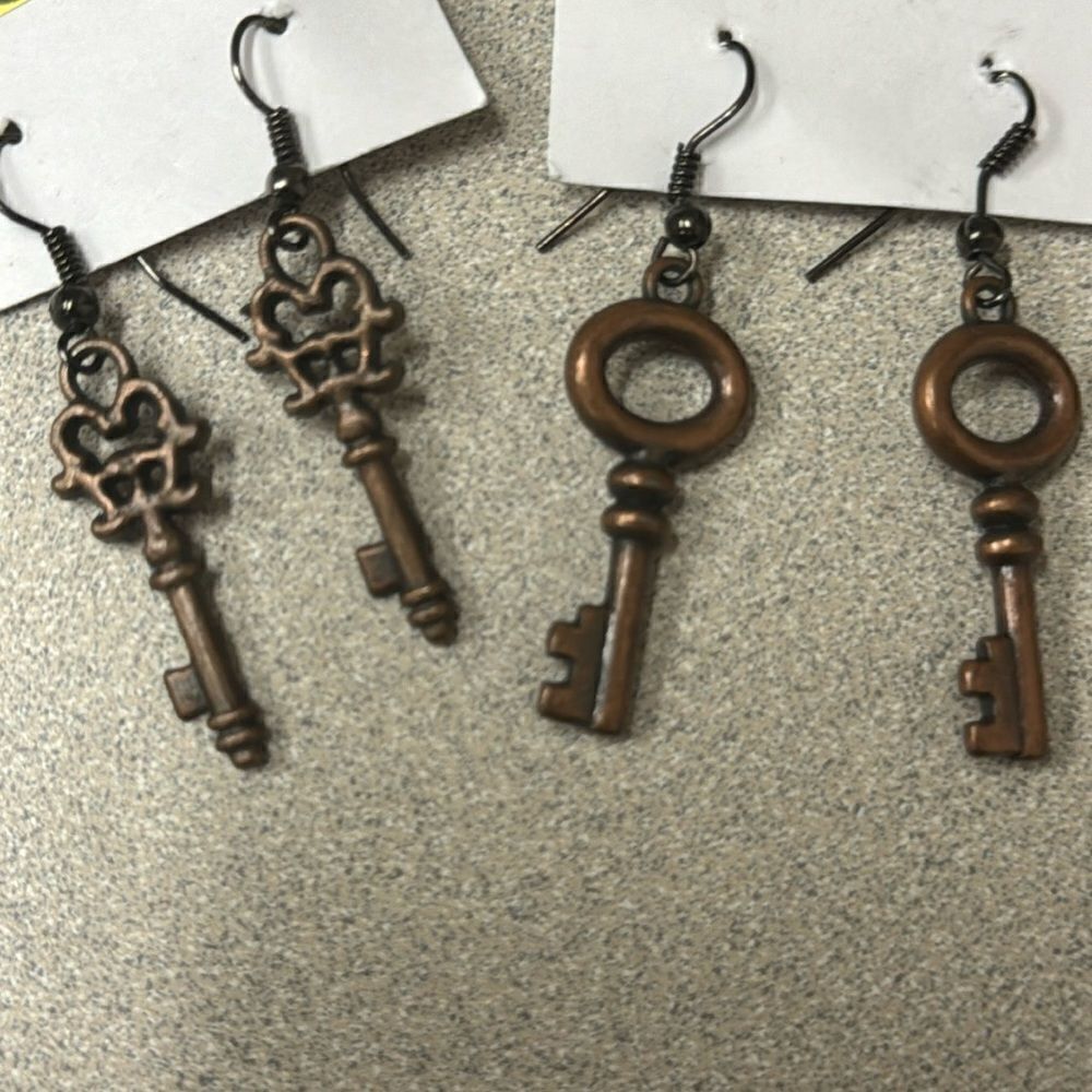 Set of 2 key earrings